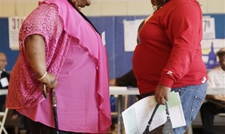 Two overweight women hold a conversation in New York, USA. (Illustration)