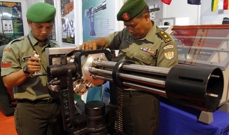 Two soldiers prepare automatic shotgun made by Indonesia. (file photo)