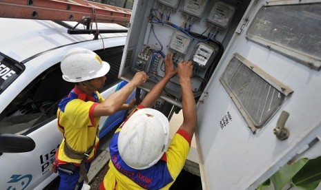 Two techinicans install an electrical circuit in Pondok Gede, East Jakarta. (Illustration)