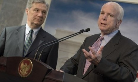 Two US senators John McCain (right) and Sheldon Whitehouse give press statement after meeting with President Susilo Bambang Yudhoyono in Jakarta on Tuesday.