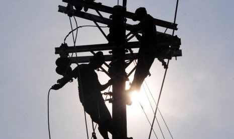 Two workers repair electricity facility in Tegal, Central Java, last week.  Electricity network between Indonesia and Malaysia as intercconnection plan starts in 2014.  