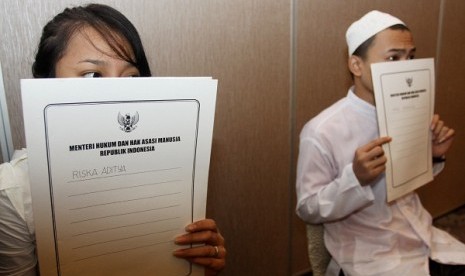 Two youths from juvenile correction center show their remission letters in Children's Day last year. (file photo)