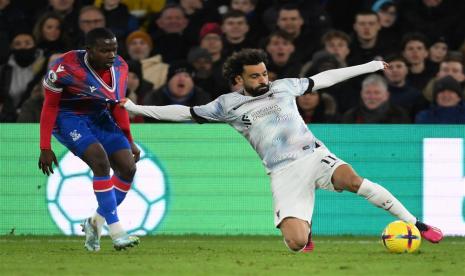 Tyrick Mitchell dari Crystal Palace (Kiri) beraksi melawan Mohamed Salah dari Liverpool selama pertandingan sepak bola Liga Primer Inggris antara Crystal Palace dan Liverpool FC di London, Ahad (26/2/2023) dini hari WIB.