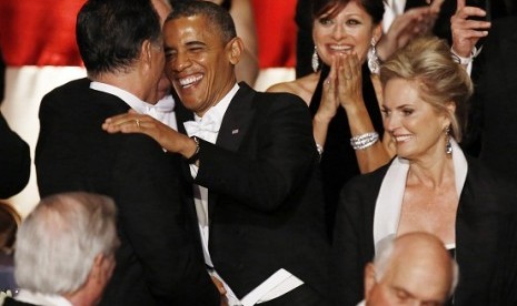 U.S. President Barack Obama and Republican presidential candidate Mitt Romney meet at the 67th Annual Alfred E. Smith Memorial Foundation dinner in New York, October 18, 2012. Ann Romney is pictured at right.   