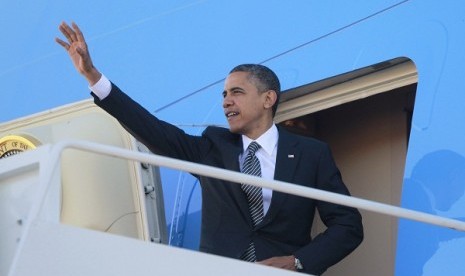 U.S. President Barack Obama steps aboard Air Force One at Andrews Air Force Base near Washington November 17, 2012. During his flight to Southeast Asia region, he phones Turkey Prime Minister Recep Tayyip Erdogan to discuss Israel and Gaza.