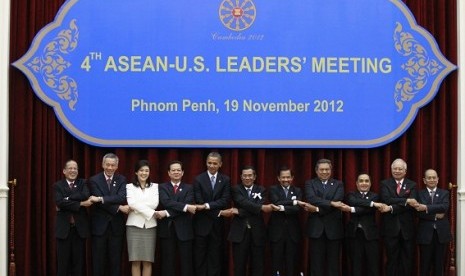 U.S. President Barack Obama (the fifth from left) participates in a family photo of ASEAN leaders during the ASEAN Summit at the Peace Palace in Phnom Penh, November 19, 2012.    