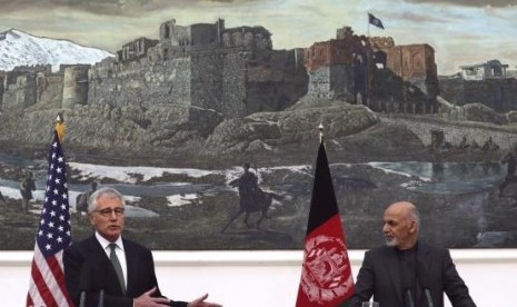 U.S. Secretary of Defense Chuck Hagel (left) speaks during a joint news conference with Afghanistan's President Ashraf Ghani in Kabul December 6, 2014.