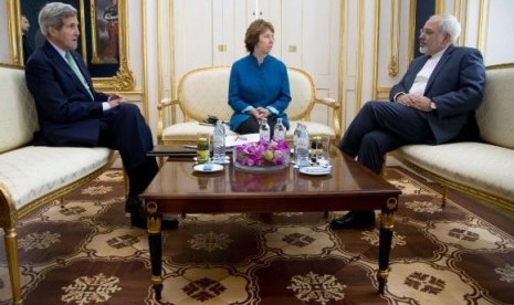 US Secretary of State John Kerry, European Union envoy Catherine Ashton, and Iran's Foreign Minister Mohammad Javad Zarif are photographed as they participate in a trilateral meeting in Vienna October 15, 2014.