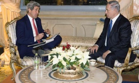  U.S. Secretary of State John Kerry (L) meets with Israeli Prime Minister Benjamin Netanyahu at Villa Taverna in Rome December 15, 2014.