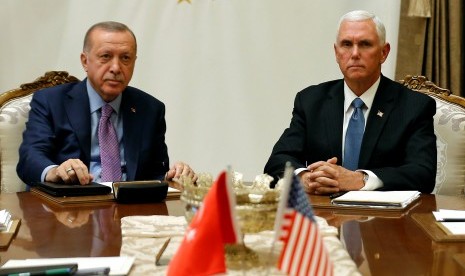 Wakil Presiden AS Mike Pence (kanan) bersama Presiden Turki Tayyip Erdogan di Istana Kepresidenan di Ankara, Turki, 17 Oktober 2019. 