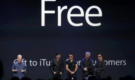 U2 bersama CEO Apple Tim Cook saat peluncuran album terbaru mereka.