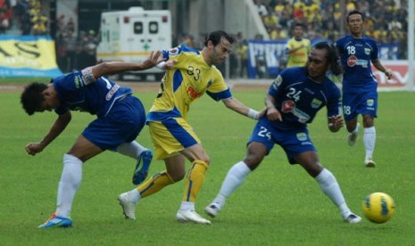 ua pemain Persib Bandung, berusaha menghadang pergerakan pemain Persegres, Marwan Sayedeh (tengah) dalam pertandingan Indonesia Super League (ISL) di stadion Petrokimia Gresik, Jawa Timur, Senin (19/3). Persegres berhasil mengalahkan Persib dengan skor 2-0