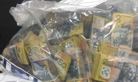 Uang kontan senilai 15 juta dolar AS atau sekitar Rp 150 miliar yang disita polisi terkait penangkapan Adam Cranston, anak bos kantor pajak Australia Michael Cranston.