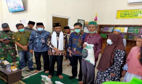 UAS bersama Yayasan Tabung Wakaf Umat (YTWU) menggagas gerakan Sedekah Pangan Bersama UAS (SPBU).