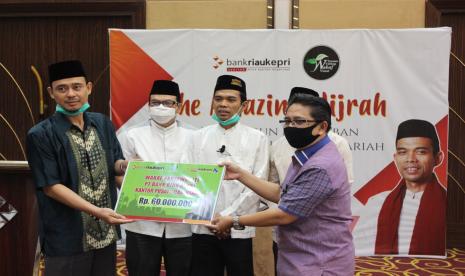 UAS Semangati Bank Riau Kepri Dikonversi Jadi Bank Syariah. Foto: UAS saat mensosialisasikan Yayasan Tabung Wakaf Umat dan menyampaikan tausiyah bertajuk The Amazing Hijrah: Membangun Peradaban dengan Hidup Bersyariah  di hadapan karyawan Bank Riau Kepri Pekanbaru.