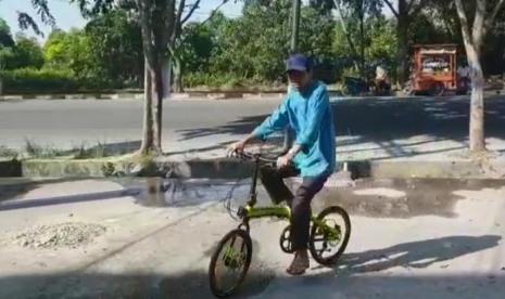 UAS sedang berkeliling naik sepeda kiriman dari Aa Gym.