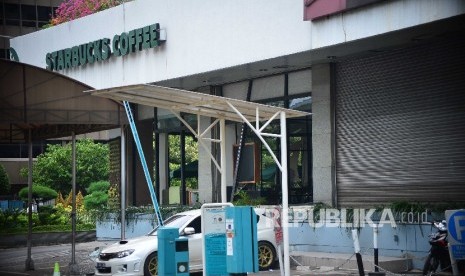 Suasana outlet Starbucks usai aksi pengeboman dan aksi penembakan oleh kelompok bersenjata di Jl MH Thamrin, Kamis (14/1). 