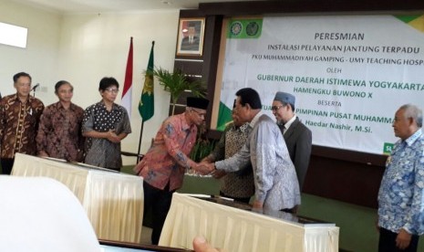 ubernur DIY Sri Sultan Hamengku Buwono X dan Ketua Umum PP Muhammadiyah Haedar Nashir meresmikan Unit Instalasi Pelayanan Jantung Terpadu RS PKU Muhammadiyah Gamping-UNY Teaching Hospital, Senin (25/9). 