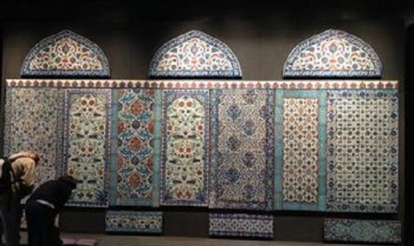 Ubin mosaik peninggalan Turki Ustmani yang dipamerkan di Museum Louvre, Paris, Prancis, yang diklaim Turki sebagai barang curian.