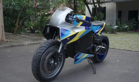 UBL meluncurkan motor listrik dengan nama BL-SEV01. Produk ini adalah prototipe EV ketiga yang dikembankan lewat Pusat Studi Kendaraan Listrik. 