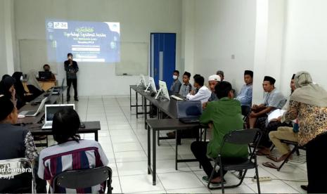 UBSI kampus Cikampek berbagi ilmu desain grafis kepada remaja masjid di bulan Ramadhan. 