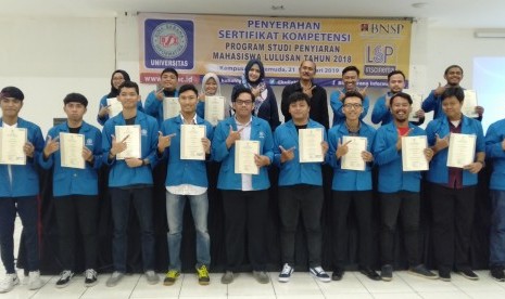 UBSI menyerahkan sertifikat komptensi kepada 188 mahasiswa Prodi  Broadcasting yang lulus sertifikasi bidang studi penyiaran.