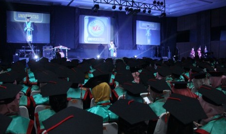 UBSI Purwokerto menggelar wisuda ke-13 yang merupakan wisuda pertama setelah menjadi universitas.