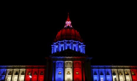 Ucapan duka cita datang dari berbagai belahan dunia, termasuk Balai Kota San Fransisco, AS, yang dihiasi lampu bendera Prancis merah putih biru. Tindakan ini merupakan penghormatan bagi korban teror Paris, Jumat (13/11).