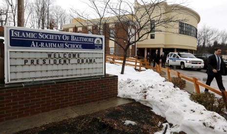 Ucapan selamat datang ditempelkan di papan Masjid Islamic Society of Baltimore, Maryland, (3/2).