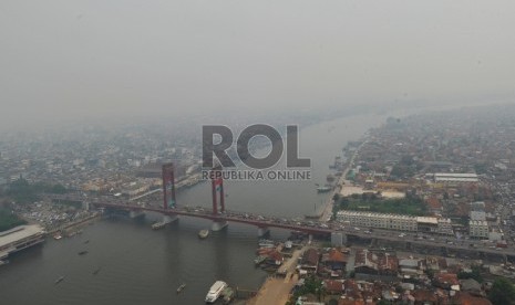 Udara diatas kota Palembang terlihat kembali diselimuti kabut asap tipis pada Jumat (6/11). Republika/Edwin Dwi Putranto