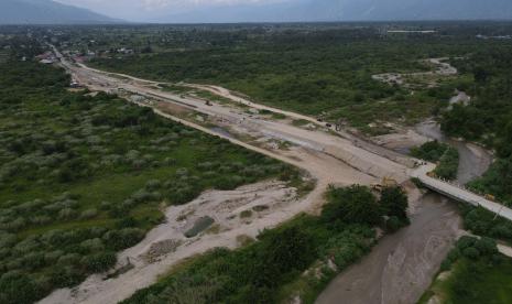 udara pembangunan kembali jalan yang rusak akibat bencana gempa dan likuefaksi di Desa Jono Oge Kabupaten Sigi, Sulawesi Tengah, Selasa (13/9/2022). Sejumlah proyek rehabilitasi dan rekonstruksi pascabencana di wilayah tersebut terus berjalan dan beberapa diantaranya telah selesai jelang empat tahun bencana gempa, likuefaksi dan tsunami melanda wilayah Palu, Sigi dan Donggala. 