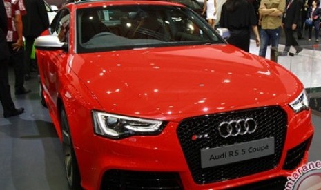 Audi RS5 Coupe, satu dari empat mobil sport terbaru Audi yang diluncurkan di ajang IIMS 2013. 