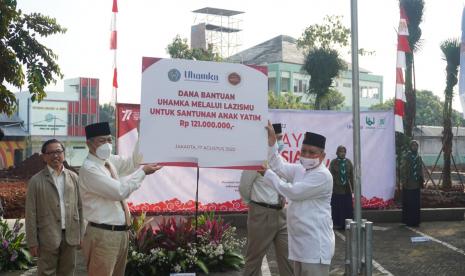 Uhamka menggelar acara peringatan HUT RI yang ke-77 dan pemberian santunan 1.000   anak yatim, Rabu (17/8/2022).