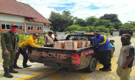 UI bersama Pokja Wartawan Depok membagikan paket Lebaran kepada tukang ojek dan penggali makam Covid-19, termasuk masyarakat umum di Kota Depok.