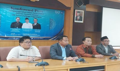 UIN Sunan Kalijaga Yogyakarta menggelar konferensi pers terkait rencana pemberian gelar honoris causa kepada Presiden Dewan Kepausan untuk Dialog Antaragama Takhta Suci di Vatikan, Kardinal Miguel Angel Ayuso Guixot M.C.C.J, Ketua Umum Pengurus Besar Nahdlatul Ulama KH Yahya Cholil Staquf, dan Ketua PP Muhammadiyah periode 2005-2010 Sudibyo Markus.  