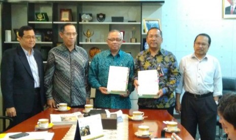 UIN Syarif Hidayatullah tandatangani MoU dengan Euro Management di Kantor Rektor UIN Syarif Hidayatullah Ciputat Tangerang Selatan, Kamis (4/5). 