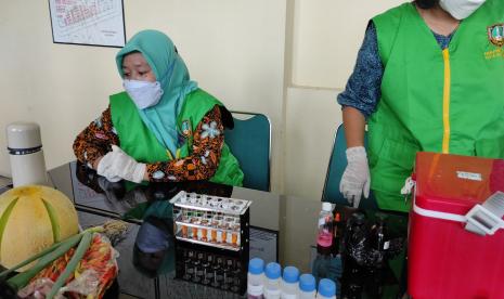 Uji cepat kandungan indikasi zat berbahaya terhadap beberapa sampel makanan dan minuman serta produk di Pasar Gede, Solo, Selasa (13/12).