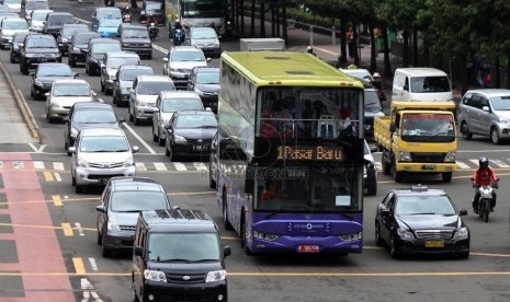   Uji coba dan sosialisasi Bus Wisata di Jalan Thamrin, Jakarta, Jumat (21/2). ( Republika/Yasin Habibi)