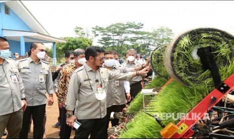 uji coba Inovasi Teknologi Mekanisasi Pertanian Modern Untuk Lahan Kering di Balai Besar Pengembangan Mekanisasi Pertanian (BBP - Mektan) - Tangerang, Banten, Kamis, (21/10/2021).