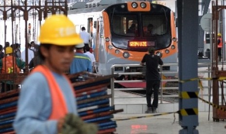 Uji Coba Jalur KRL Stasiun Tanjung Priok: Kereta Rel Listrik (KRL) berhenti di Stasiun Tanjung Priok, Jakarta Utara, Senin (23/11)