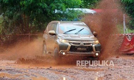 Uji coba mobil Mitsubisi All New Pajero Sport pada jalanan berlumpur di BizPark, Kuningan, Jakarta, Kamis (25/2). (Republika/Agung Supriyanto)