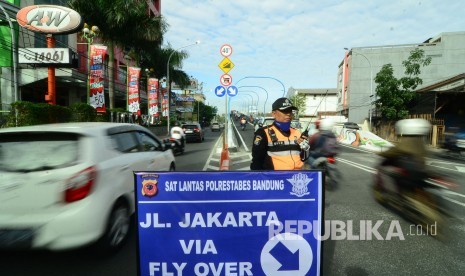 Uji Coba Open Traffic Flyover Antapani Sejumlah petugas mengatur arus lalu lintas saat dilakukan uji coba Jalan Layang Antapani, Jalan Jakarta, Kota Bandung, Rabu (28/12). 