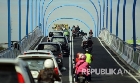 Uji Coba Open Traffic Fly Over Antapani Sejumlah petugas mengatur arus lalu lintas saat dilakukan uji coba Jalan Layang Antapani, Jalan Jakarta, Kota Bandung, Rabu (28/12). 