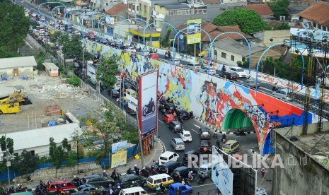 Uji Coba Open Traffic Fly Over Antapani Sejumlah petugas mengatur arus lalu lintas saat dilakukan uji coba Jalan Layang Antapani, Jalan Jakarta, Kota Bandung, Rabu (28/12). 