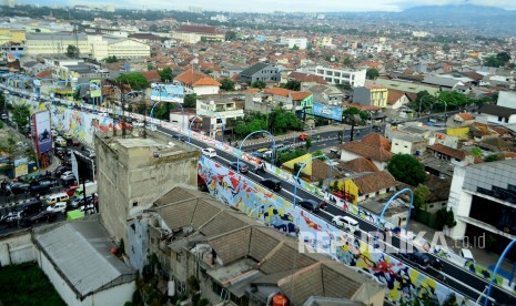 Uji Coba Open Traffic Fly Over Antapani Sejumlah petugas mengatur arus lalu lintas saat dilakukan uji coba Jalan Layang Antapani, Jalan Jakarta, Kota Bandung, Rabu (28/12). 