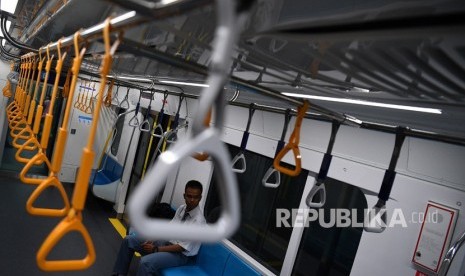  Uji Coba Publik MRT. Seorang pelajar mengikuti uji coba publik pengoperasian MRT (Mass Rapid Transit) fase I koridor Lebak Bulus - Bundaran HI di Jakarta, Selasa (12/3/2019). 