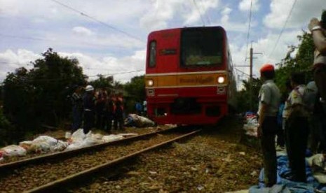 Uji coba rangkaian kereta api melewati satu jalur rel di Cilebut Timur, Senin (26/11).