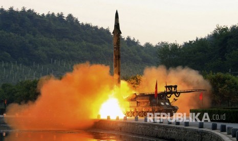 Uji coba rudal balistik yang dilengkapi dengan sistem panduan presisi, di lokasi yang dirahasiakan di Utara Korea.