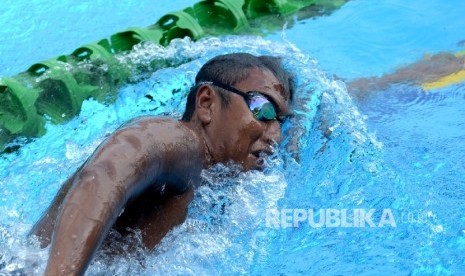 Ujicoba Venue Selam. Atlet cabang olahraga Jawa Barat selam melakukan ujicoba venue PON di Kolam Renang Catherine Surya, Cirebon, Jawa Barat, Selasa (6/9).