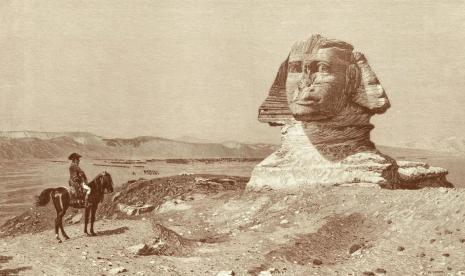 Ukiran antik Napoleon Bonaparte sebelum Sphinx, berdasarkan lukisan JL Gerome. 